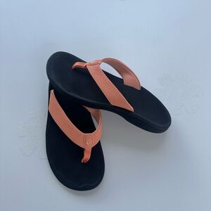 Olukai Women’s Size 7 Ohana Shell Coral Black Thong Flip Flops Sandals